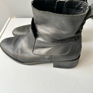 [9] Zara Black Causal Booties